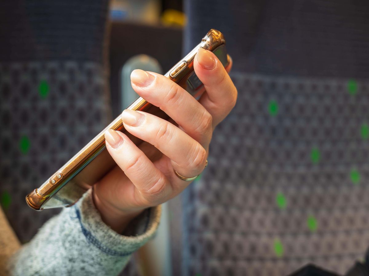 New deal will end many mobile blackspots for rail passengers, Government claims