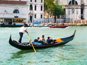 Supporting image for story: Peter Rhodes on the canals of Brum, heavyweight trippers and a crucial difference between cars and boats.