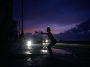 Supporting image for story: Cuba regains electricity after major power outage left millions in the dark