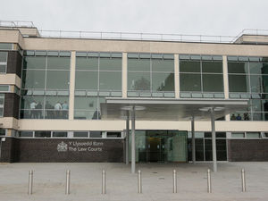 Supporting image for story: Police worker took 'sensitive' information to please partner