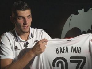 Supporting image for story: Wolves set to sign forward Rafa Mir from Valencia