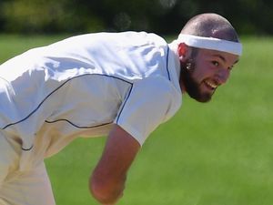 Supporting image for story: Warwickshire sign New Zealand seamer Michael Rae