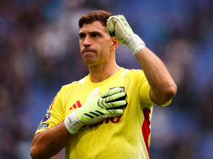 Supporting image for story: Aston Villa's Emi Martinez poised for late fitness test ahead of Fulham clash