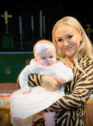  Ameii-Lee Lockley with baby Chelsea