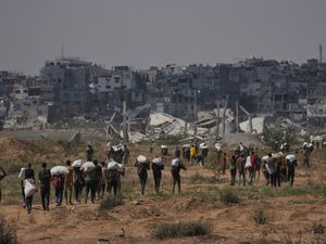 Supporting image for story: Dozens killed as Palestinians in Gaza scramble for aid from air and land