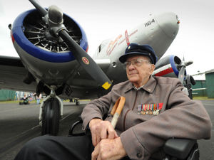 Supporting image for story: Second World War veterans reunite at airfield - in video and pictures