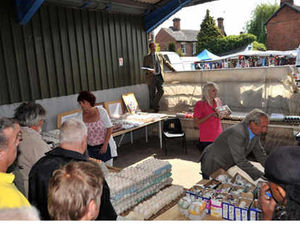 Supporting image for story: Supermarkets shunned for poultry auctions