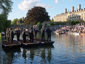 Supporting image for story: Thousands watch Cambridge choral scholars’ river performance