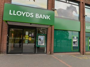 Supporting image for story: Hero customers tackle Wednesbury bank robber