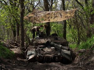 Supporting image for story: Russia intensifies attempts to encircle Ukrainian troops in the east