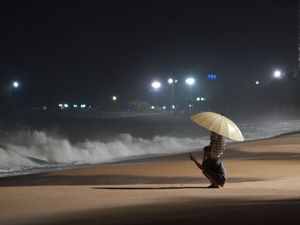 Supporting image for story: Typhoon batters Vietnam after leaving 114 dead in Philippines