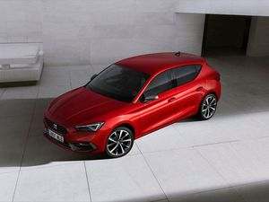 Supporting image for story: New Seat Leon revealed with cloud tech and hybrid powertrains