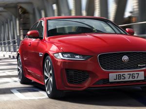 Supporting image for story: New Jaguar XE model unveiled with engine made at i54