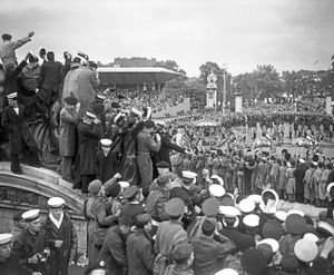 Any vantage point was taken on the route of the Queen’s procession
