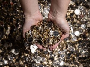Supporting image for story: First £1 coins to feature King enter circulation