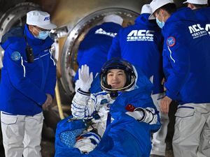 Supporting image for story: Chinese crew returns to Earth after six months in space