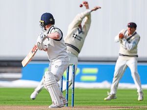 Supporting image for story: Warwickshire bowled out for 60 on the first day
