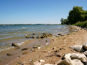 Supporting image for story: Temperatures hit 33.4C as UK enters fourth heatwave