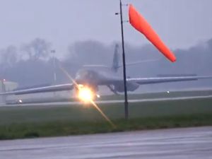 Supporting image for story: Moment US bomber capable of carrying 24 cruise missiles arrives at RAF base in Gloucestershire