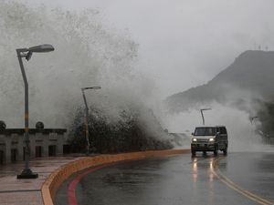 Supporting image for story: Thousands evacuated as Typhoon Krathon heads for Taiwan
