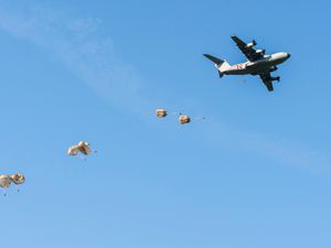 Supporting image for story: French paratroopers conduct military drill in Estonia in message to Russia