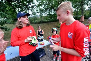 Laurie signed autographs and gave gifts away at the end of the evening