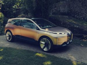 Supporting image for story: BMW previews flagship electric SUV with Vision iNext concept