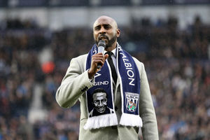 Jason Roberts speaks to the crowd. (Picture: © AMA/Adam Fradgley)