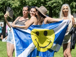 Supporting image for story: Thousands of people soak up the heatwave at Trnsmt festival