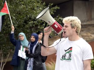 Supporting image for story: Pro-Palestine protesters defy calls to halt October 7 demonstrations
