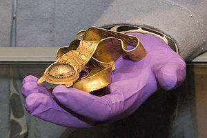 Supporting image for story: Staffordshire Hoard attracts 10,000 visitors