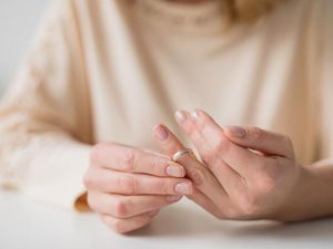 Supporting image for story: This comedian left the most amazing hidden message in his tweets