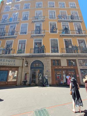 An impressive piece of architecture? Look carefully, and you will see that it is just a mural on a blank wall.