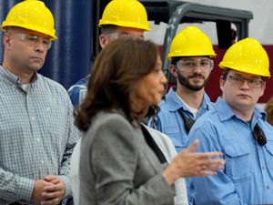 Supporting image for story: Harris courts Michigan’s working-class voters on second visit in three days