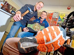 Supporting image for story: Boxer Richie weighs in to help cobbler