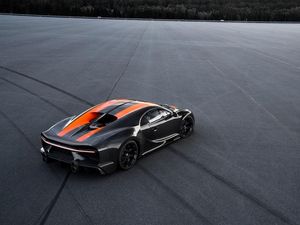 Supporting image for story: Bugatti breaks through 300mph barrier with prototype Chiron