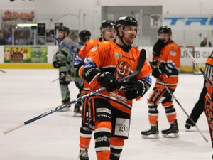 Supporting image for story: Telford Tigers hold on to sink Pirates