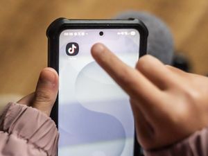 Supporting image for story: Terror laws watchdog: under-16s should be off social media