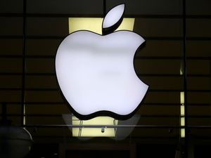 Supporting image for story: EU accepts Apple pledge to let rivals access ‘tap-to-pay’ tech in antitrust case