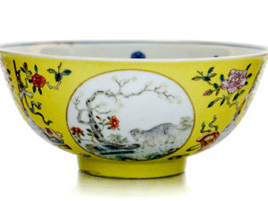 Supporting image for story: Porcelain bowls bought for £1 sell for more than £62,000