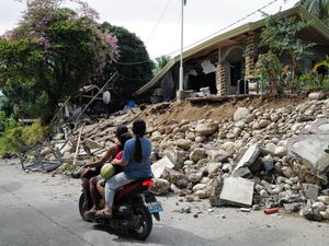 Supporting image for story: At least seven killed as two powerful quakes strike off southern Philippines