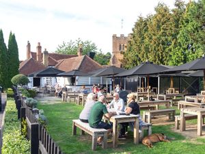 Supporting image for story: Pub bosses slam potential outdoor smoking ban as ‘bonkers’ and ‘nuts’
