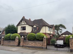 Supporting image for story: Elegant five-bedroom detached home in Willenhall for around £525,000