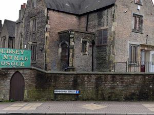 Supporting image for story: Charity commission orders rival factions at Dudley mosque to merge