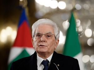 Supporting image for story: Italian president seeks non-political government to lead