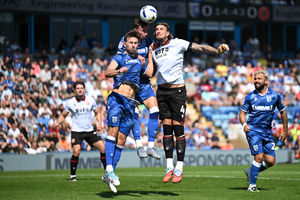 Aden Flint challenges for the ball. (Image by Owen Russell)