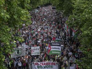 Supporting image for story: Thousands call for immediate Gaza ceasefire during march in London
