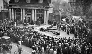 There was something unusual on the doorstep of the National Provincial Bank in 1940 – a Luftwaffe bomber put on display for Wellington War Weapons Week.