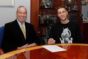 New Shrewsbury Town goalkeeper Marko Marosi with chairman Roland Wycherley (AMA)