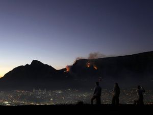 Supporting image for story: More than 100 firefighters battle blazes on mountain overlooking Cape Town